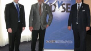 Luden zum 15-jährigen Bestehen von DVSE ein: (v. li.) Stefan Schneider, Vetriebsleiter Deutschland, Udo Knabe-Paulsen, Geschäftsführer, und Krunoslav Bagaric, Leiter internationaler Vetrieb. (Archiv: Vogel Business Media)