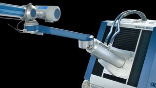 Mit seinem extrem langen beweglichen Arm und dem schlanken, flexiblen Laserkopf erreicht der Alflak Max (fast) jede Schweißstelle. (Bild: Alpha Laser)