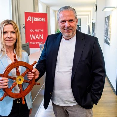 Michael Martens übergibt die Leitung von Riedel Networks an Gudrun Scharler. (Bild: Riedel Networks)