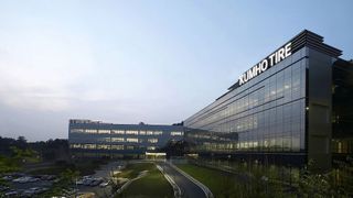 Die neue europäische Fabrik in Opole soll vorbehaltlich der behördlichen Genehmigung im August 2028 den Betrieb aufnehmen. Das Bild zeigt das Entrwicklungszentrum von Kumho in Südkorea. (Bild: Kumho Tire)