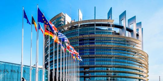 Das Europaparlament hat jetzt in Sachen Änderungen am Lieferketten-Sorgfaltspflichtengesetz abgestimmt. Man kam zu dem Ergebnis, dass das Gesetz verschoben werden und einfacher gemacht werden soll – und zwar fix!(Bild:  EU)