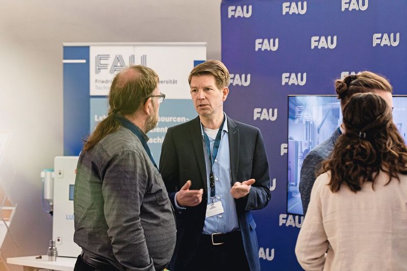In den Pausen lohnte sich ein Besuch der Ausstellung. (Bild: Stefan Bausewein)