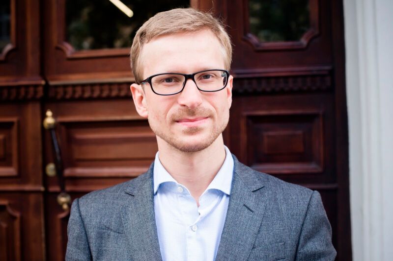 “A light wave consists of light particles – photons,” says MIPT researcher Denis Baranov. “Every time it falls onto a “dark,” or non-transparent material, such as carbon, a dye, or an asphalt road, it loses some of its energy. Only a certain fraction of the photons is converted into heat energy, while the rest is refracted, dissipated, or passes through the absorbing matter.” (Itmo)