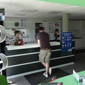 ... und im hell und freundlichen gestalteten Kundenzentrum gezeigt.(Bild:  Schreiner/»kfz-betrieb«)