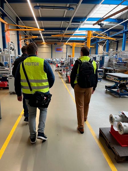 Bei einer Werksführung konnten die Teilnehmer einen Blick in die Produktion bei Azo werfen. (Bild: Redaktion PROCESS)