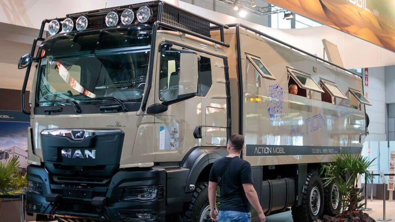 Auch Offroad-Luxus-Modelle konnten in Düsseldorf in Augenschein genommen werden. (Bild: Messe Düsseldorf/ctillmann)