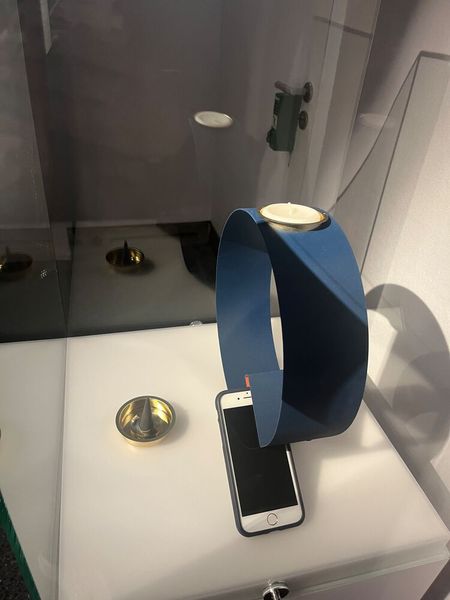 Dieser Kerzenhalter regt zum Innehalten und Entspannen an. Das ausgeschaltete Smartphone dient dabei als Halter. (© cm)