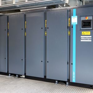 Die Druckluft unterstützt in der Patty-Produktion vor allem die Formung, das heißt, die Druckluft kommt in Kontakt mit dem Fleisch. OSI hat deshalb Kompressoren, die absolut ölfrei verdichten. (Bild:  Atlas Copco)