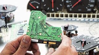 Große, unregelmäßig geformte Gegenstände, wie z. B. Anzeigegeräte für Kraftfahrzeuge, lassen sich nur schwer greifen und palettieren. Deshalb wollte das Team die Produktionsleistung durch den Einsatz von Scara-Robotern steigern. Zur Meisterung dieser Herausforderung trug entscheidend das Roboter-Bildverarbeitungssystem RCXiVY2+ bei. (Bild: Yamaha Motor Europe N.V.)