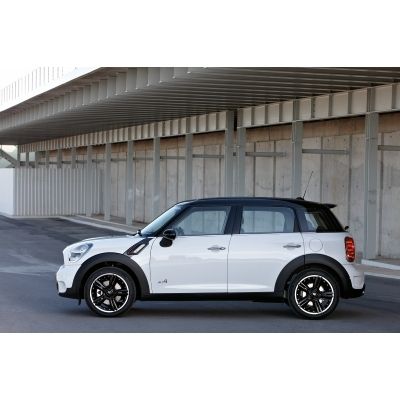 Nur das filigrane „Glashaus“ trägt noch das typische Mini-Design, der Rest der Karosserie ist reichlich bullig gestaltet. (Archiv: Vogel Business Media)