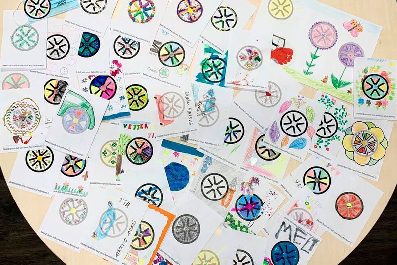 Die Autofamilie zum Anfassen und Bemalen: Nachdem das Autohaus Vetter seinen neuen Slogan publik gemacht hat, wurde das neue Logo unter anderem auch zur Malvorlage. (Bild: Autohaus Vetter)