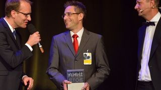 Markus Trinklein (Mitte) von Pfeiffer Vacuum nimmt die Auszeichnung entgegen. (Bild: Pfeiffer Vacuum)