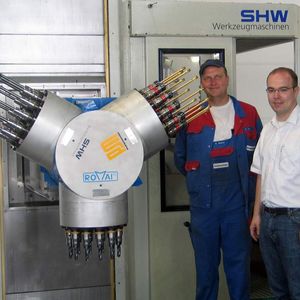 Unisono zufrieden mit dem erfolgreich abgeschlossenen Rationalisierungsprojekt „Mehrspindelkopfträger“ sind 
(v.l.) Steffen Roller, Gruppenleiter der Putzmeister Concrete Pumps GmbH in Althengstett, und Mathias Maier, 
geschäftsführender Gesellschafter der Romai Robert Maier GmbH in Vaihingen.