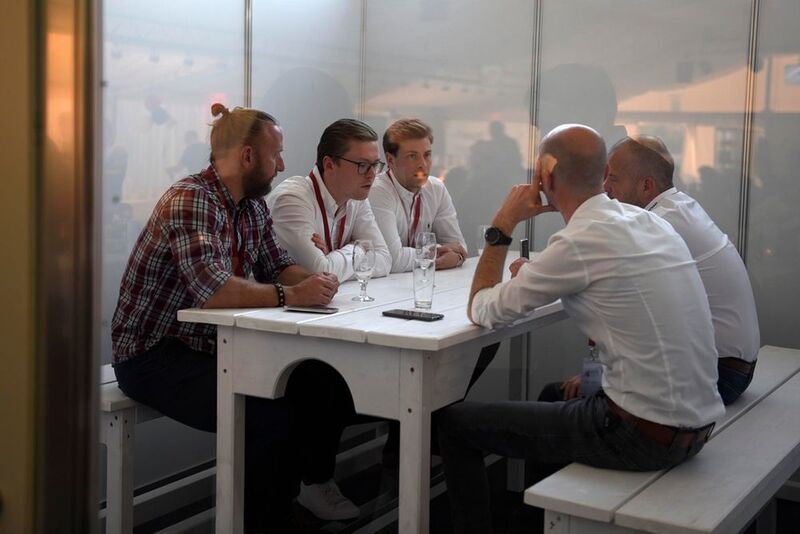 Julian Thormählen, Torben Rahlfs und Alexander Nolte (alle Vonmählen) im Gespräch mit Oliver Hemann und Michael Birke (beide MichaelTelecom) (Seidenglanz Images / MichaelTelecom)