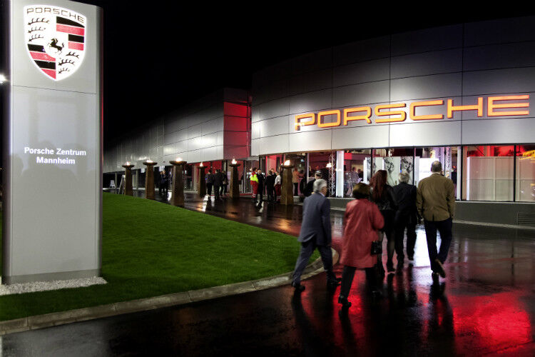 Rund 5.000 Besucher kamen an den beiden Eröffnungstagen in das neue Porsche-Zentrum Mannheim. (Foto: Porsche-Zentrum Mannheim)