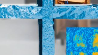 Ein Hologramm der Mikrowellenstrahlung eines WLAN-Senders lässt sich mit einer feststehenden und einer beweglichen Antenne erzeugen. (Bild: Friedemann Reinhard/Philipp Holl/TUM)