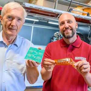 Von links: Plasma Innovations-Geschäftsführer Fritz Pesendorfer mit einer Leiterplatte mit Alu-Leiterbahnen, INOCON-Forschungsleiter Maximilian Stummer mit Alu-Leiterbahnen auf einer Kunststofffolie.(Bild:  Wolfgang Simlinger)