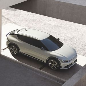 Der flach abfallende Kofferraumdeckel und die dreieckige C-Säule geben dem EV6 die Formen eines Coupés.(Bild:  Auto-Medienportal.Net/Kia)