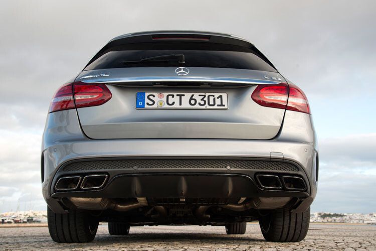 Mit Sportmodellen wie dem C450 bewegt sich Mercedes-AMG weiter in Richtung Massenmarkt, ohne den Kern der Marke zu beschädigen. Im Gegenteil: Dank dem neuen Bindeglied zur Serie können die genuinen AMG-Modelle spitzer denn je positioniert werden. Und so definiert der C63 die Marke in neuer Schärfe. (Foto: Daimler)