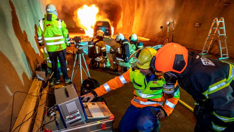 Die TU Graz hat das Brandverhalten von E-Autos im Tunnel getestet.(Bild:  TU Graz/Lunghammer)