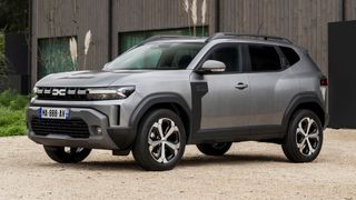 Beim aktuellen Duster muss zur Sicherheit eine zusätzliche Halteklammer angebracht werden.  (Bild: Dacia)