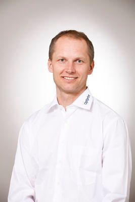 Michael Sorger fand seinen Einstieg in die Thematik der Leiterplatte 1997 als Dipl. Ing. (FH) für Fertigungsautomatisierung bei dem Schweizer Leiterplattenhersteller Optiprint AG. Nach unterschiedlichen Aufgabengebieten und Positionen im Unternehmen ist er heute Leiter des Bereiches Engineering / Technik. (FED)