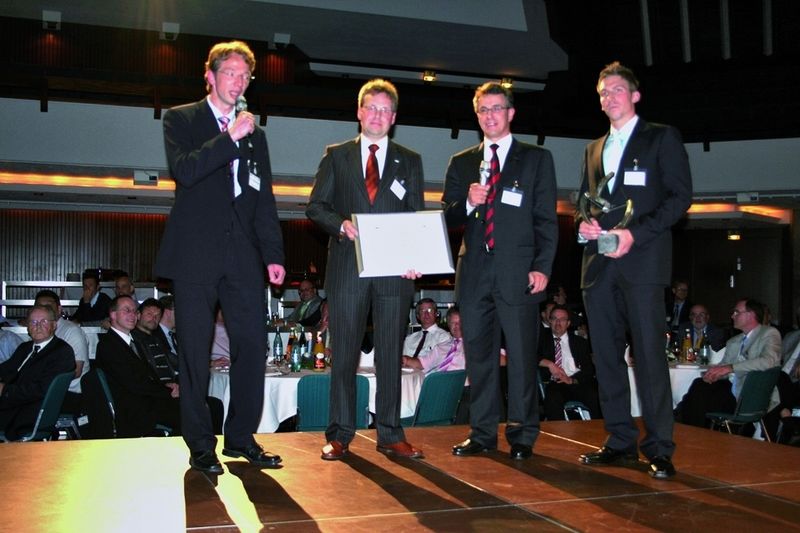 Von links: Dr. Jürgen Hohnhaus von Dieffenbacher, Preisträger Dr. Dirk Breuer vom WZL Aachen, Prof. Mathias Liewald, Direktor des IFU sowie IFU-Student Fabian Lehmann bei der Übergabe des Wissenschaftspreises für die Untersuchungen zum Formänderungsvermögens bei der Kaltmassivumformung. Bilder: Munde (Archiv: Vogel Business Media)