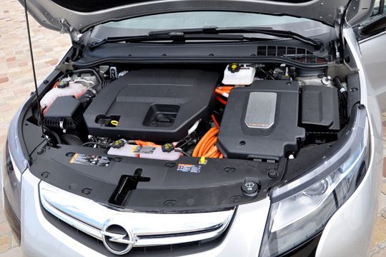 Ungewohnte Anordnung im Motorraum. (Rehberg)