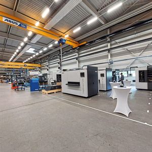 Blick in die Halle in Bühl. Der neue Fertigungsstandort befindet sich etwa 15 Kilometer vom Arku-Hauptsitz in Baden-Baden entfernt.(Bild:  VCG/Finus)