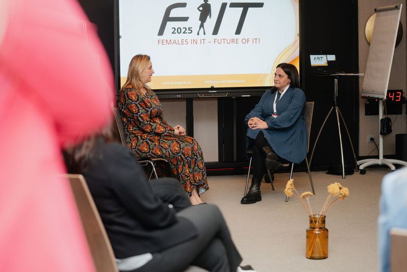 Auch bei Dorit Bosch (Let's Staat) lauschten die Teilnehmerinnen gespannt, wurden aber auch selbst aktiv: Dorit’s Workshop brachte raus aus der Opferhaltung, und rein in die weibliche Power. (Bild: Manuell Emme Fotografie)