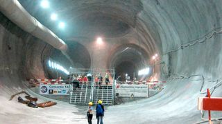 Der Abbau von hartem Gestein wie Granit ist ein langwieriger, energieintensiver Prozess, unabhängig davon ob im Bergbau oder im Tunnelbau. (Quelle:scilog –  FWF )