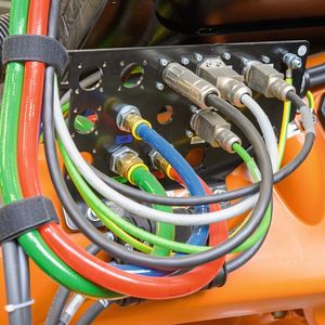 Close-up of the connection solutions of the DC test facility at the BMW plant in Dingolfing.(Image: Lapp)