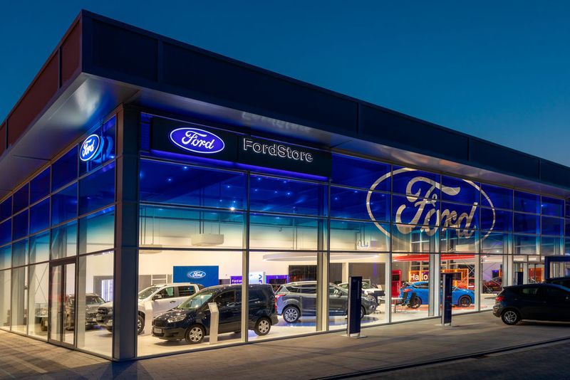 Direkt an einer vielbefahrenen Straße stehend macht er rund um die Uhr auf die Marke Ford aufmerksam. (Hermann-Gruppe)