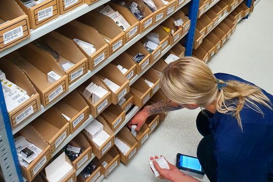 Schnelles Picken im Akkushop-Lager durch optimierte Laufwege und Digitalisierung mithilfe der Warehouse-Management-System-(WMS-)Lösung Descartes Pixi.(Bild:  Descartes)