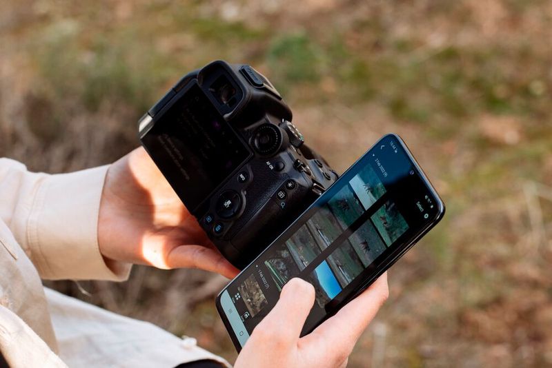 Um Bilder schnell zu übertragen ist bei der EOS R10 und der EOS R7 WLAN und Bluetooth an Bord. (Bild: Canon)