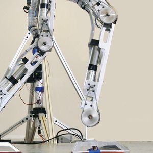 Der Roboter Amber 2 wurde unter Verwendung hochwertiger und präziser Bauteile gefertigt, um ein natürlicheres Gehverhalten als andere Roboter zu erzielen.