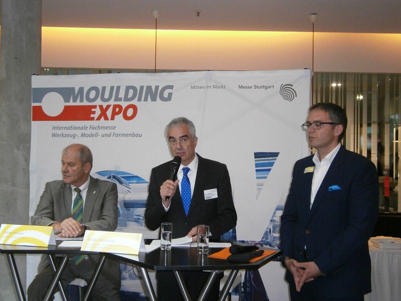 Augenblicke auf der Pressekonferenz zur Eröffnung der Moulding Expo im Restaurant am Wasser. Von links: Ulrich Kromer von Baerle und daneben der Ministerialdirektor Guido Rebstock aus dem Ministerium für Finanzen und Wirtschaft, Baden Württemberg. (Bild: Königsreuther)