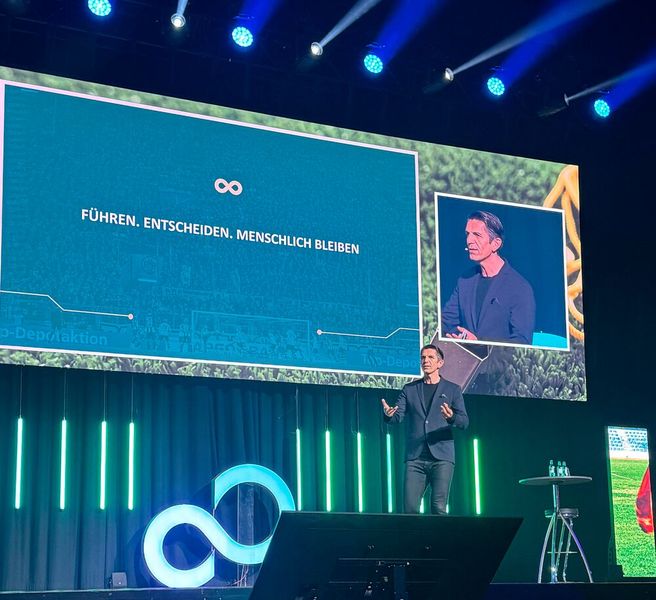 Deniz Aytekin begeistert mit Einblicken aus dem Leben eines Fußball-Schiedsrichters. (Bild: Vogel IT-Medien GmbH)