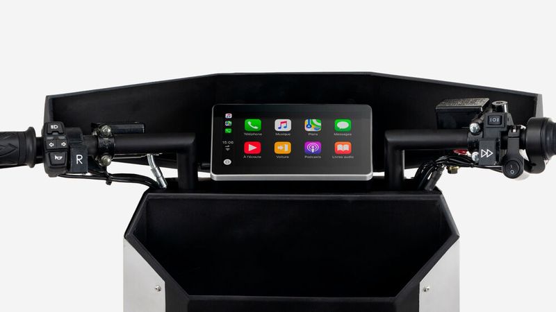 Wie es sich für einen modernen E-Roller gehört, bietet der P1 ein digitales Cockpit mit Konnektivitätstechnik. (Bild: Infinite Machine)