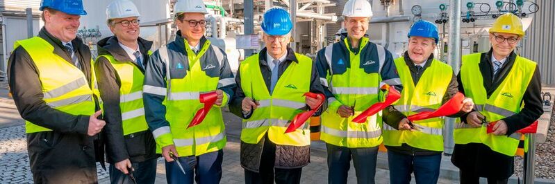 Linde inaugurated one of the world’s largest plants for the production of krypton and xenon with Minister President Dr. Reiner Haseloff (middle) in Leuna, Germany. 