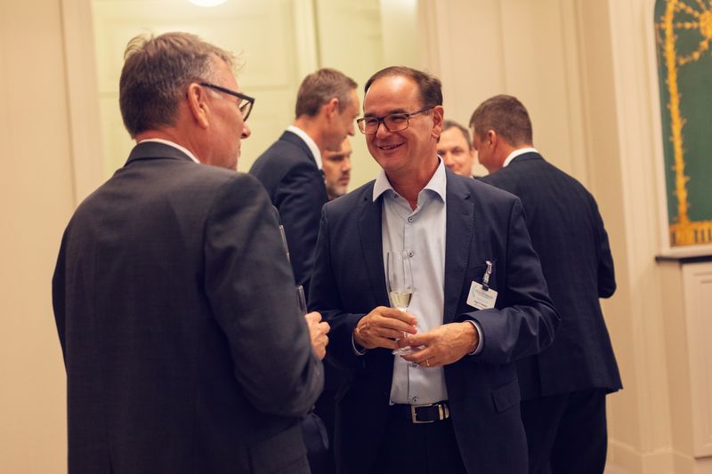 Der Verlagsleiter der Vogel IT-Medien, Werner Nieberle, unterhält sich mit dem CIO des Landes Thüringen, Dr. Hartmut Schubert. (Offenblen.de)