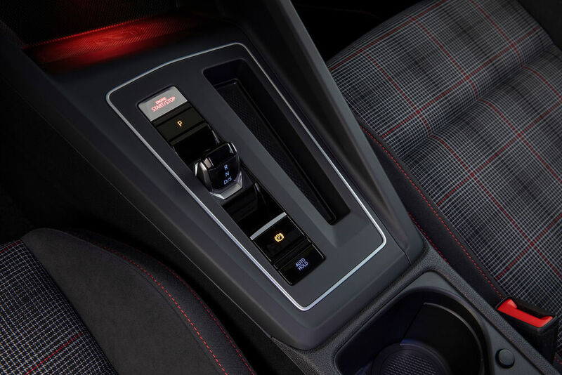 Nicht fehlen dürfen freilich auch im Cockpit die roten Akzente, und natürlich nimmt man auf klassischen Karo-Sitzen Platz. (Volkswagen)