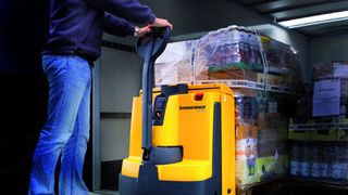 Der Jungheinrich-Hubwagen EJE 116 - mit oder ohne Geräuschreduzierung – besitzt mit 494 mm ein sehr kurzes Vorbaumaß und kann so selbst auf engstem Raum sicher und leicht manövriert werden. Bild: Jungheinrich (Archiv: Vogel Business Media)