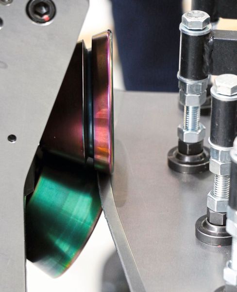 Bild 2: Roboter-Rollformen – ein optisches Messsystem erfasst die erreichte Ist-Geometrie, um so Abweichungen zu erfassen, die sich bei nachfolgenden Zyklen korrigieren lassen. (Bild: Fraunhofer IWU)