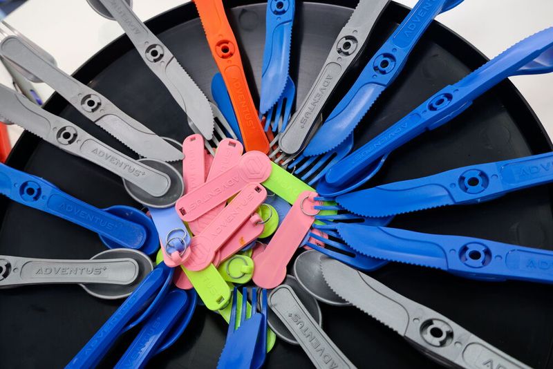 Ein bunter Strauß an Kunststoffbesteckteilen. Die Möglichkeiten  zur farblichen gestaltung sind nahezu unbegrenzt. (Bild: Maschinenmarkt/rw)