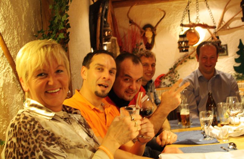 Nach dem Essen in gemütlicher Runde: Kunden und Mitarbeiter von ECOM beim bayerischen Abend mit zünftiger Volksmusik (Archiv: Vogel Business Media)