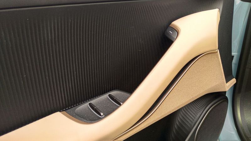 Minimalistisches Bedienkonzept in den Türen: Vier Taster für die Fensterheber, ein Taster zum Öffnen der Tür. Eine mechanische Entriegelung gibt es etwas versteckt in der Verkleidung; für den Notfall. (Bild: Thomas Günnel/Automobil Industrie)