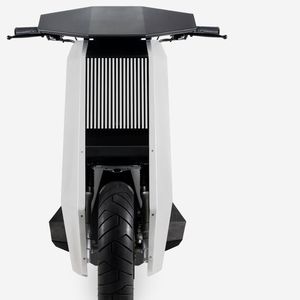 Das aus vielen Lichtstreifen bestehende Vorderlicht sieht interessant aus, doch nach einer im Straßenverkehr erlaubten Lösung sieht das nicht aus.(Bild:  Infinite Machine)