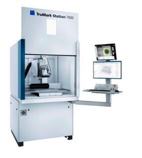 Le TruMicro Mark 2000 est la première solution complète et clé en main TRUMPF de laser à impulsions ultracourtes avec une durée d'impulsion rapidement réglable. Grâce au logiciel de traitement d'images VisionLine Detect, la position des pièces à usiner est rapidement détectée. Ainsi, il n'est plus nécessaire de pré-positionner les pièces. (Trumpf)