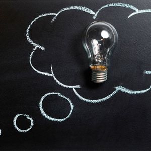 1. Eine klare Strategie entwickeln: Unternehmen sollten über eine Strategie zur Verbesserung der Customer Experience verfügen, die vom gesamten Unternehmen umgesetzt wird – angefangen von der Geschäftsleitung über den Vertrieb und das Marketing bis zur IT-Abteilung. Dazu muss das Unternehmen die Wünsche und Bedürfnisse der Kunden kennen und mit diesem Wissen seine Geschäftsprozesse anpassen, um eine optimale Customer Experience auf allen Kanälen bieten zu können. Bei dieser neuen, dynamisch anpassbaren, rein kundenfokussierten Strategie werden viele der bisherigen traditionellen Strategieelemente keinen Platz mehr haben. Eine entscheidende Unterstützung dabei bietet eine in der Cloud laufende, skalierbare und auf Open-Source-Software basierende Plattform für die Digitale Transformation, denn damit können Unternehmen schneller agieren und Ideen umsetzen.
